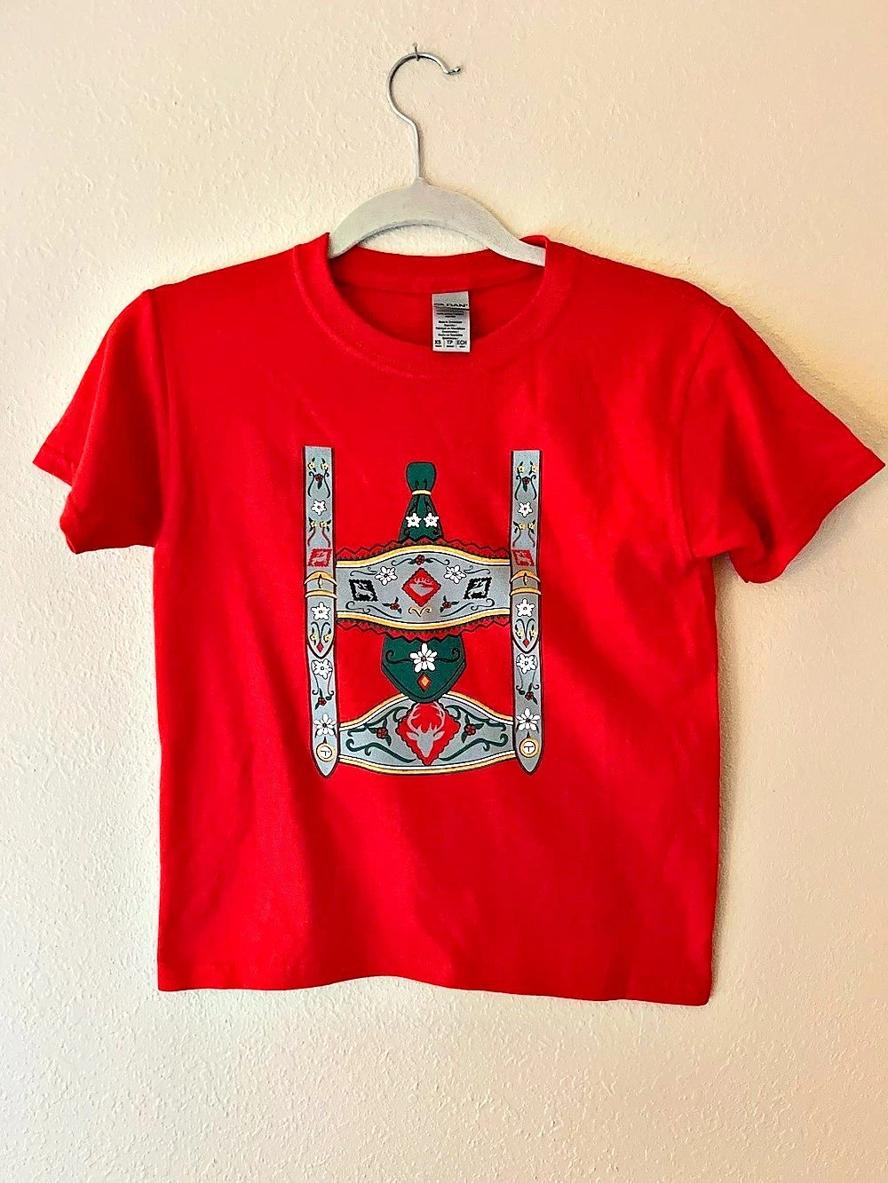 Oktoberfest Bavarian Alpine Lederhosen Gildan 100% Cotton Red T-Shirt in Size XS